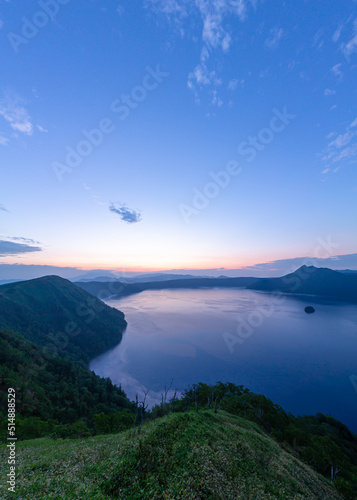 山間の湖の夜明け。日本の北海道の摩周湖で。