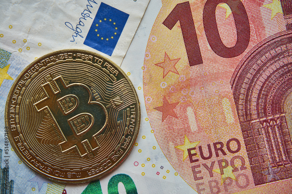 moneta bitcoin i banknoty euro - obrazy, fototapety, plakaty 