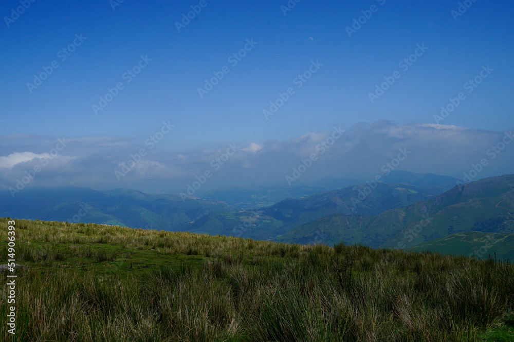 Vue sur les Pyrénées depuis le sommet de l'Artzamendi à Itxassou, au Pays Basque