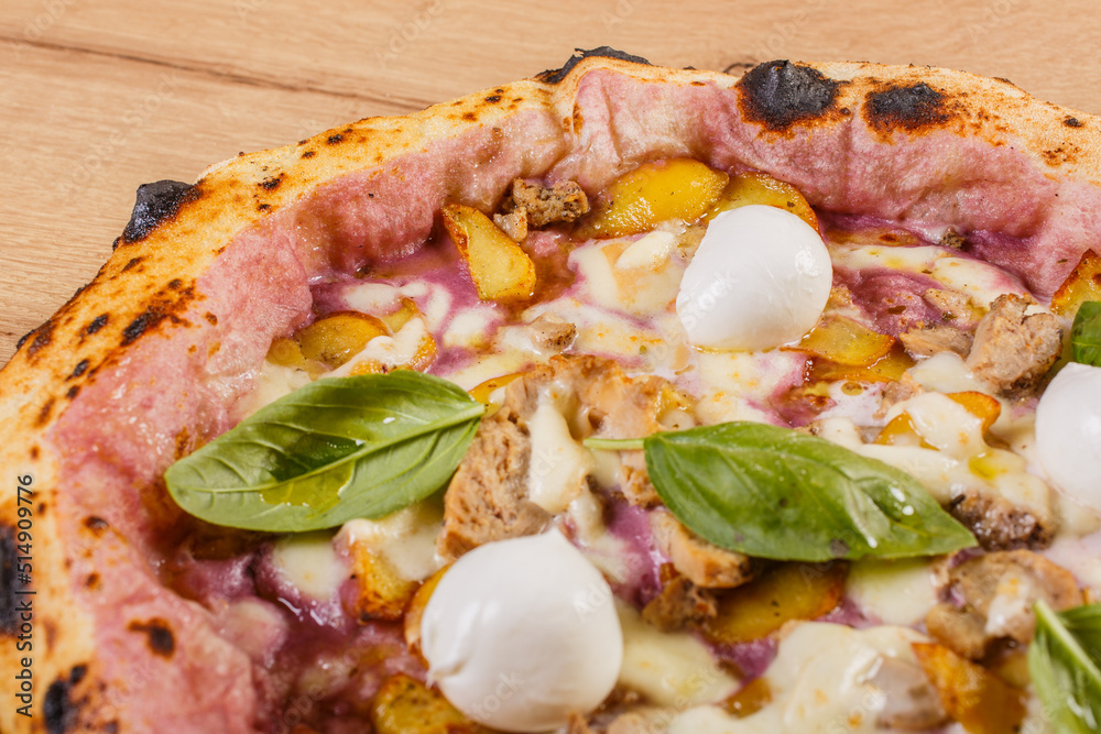 Pizza Napoletana Gourmet con vellutata di patate viola, bocconcini di bufala, salsiccia, patate
