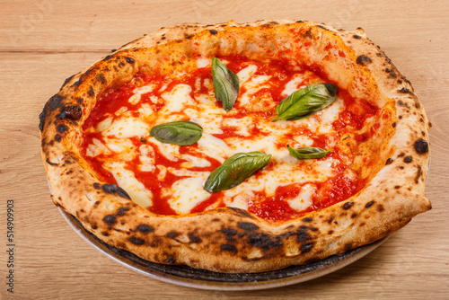Pizza Margherita Napoletana con sugo di pomodoro, mozzarella di bufala e basilico fresco