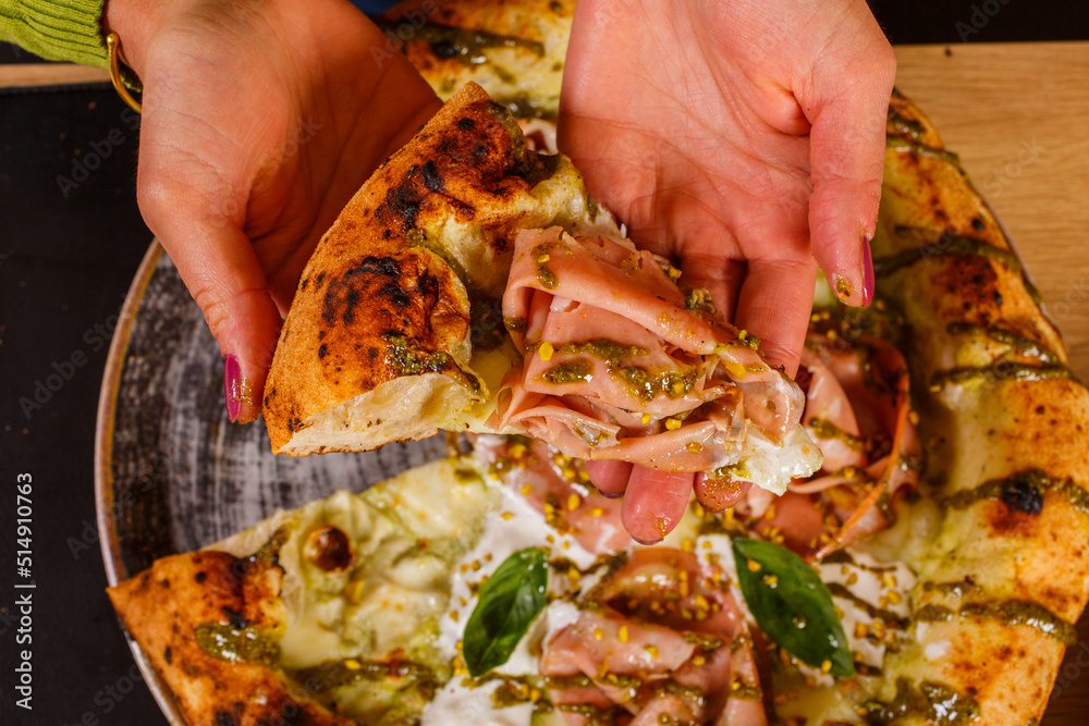 Pizza Napoletana Gourmet con crema di pistacchio di bronte, mortadella