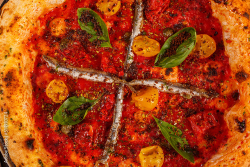Pizza Napoletana gusto Marinara con pomodoro, pomodori gialli, basilico fresco, acciughe e origano © Vincenzo VAD