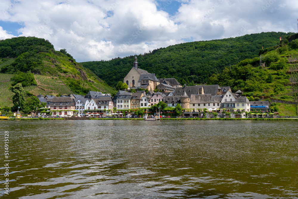 Beilstein Mosel Wein Weinstöcke Burg Schloss Blauer Himmel