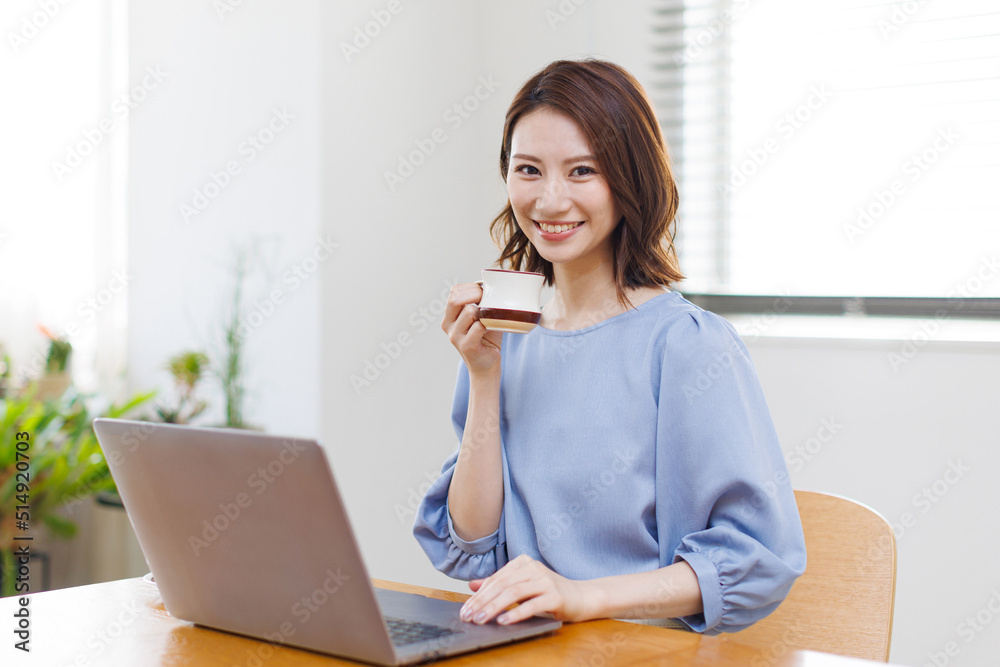 在宅勤務をする女性 在宅勤務をする女性