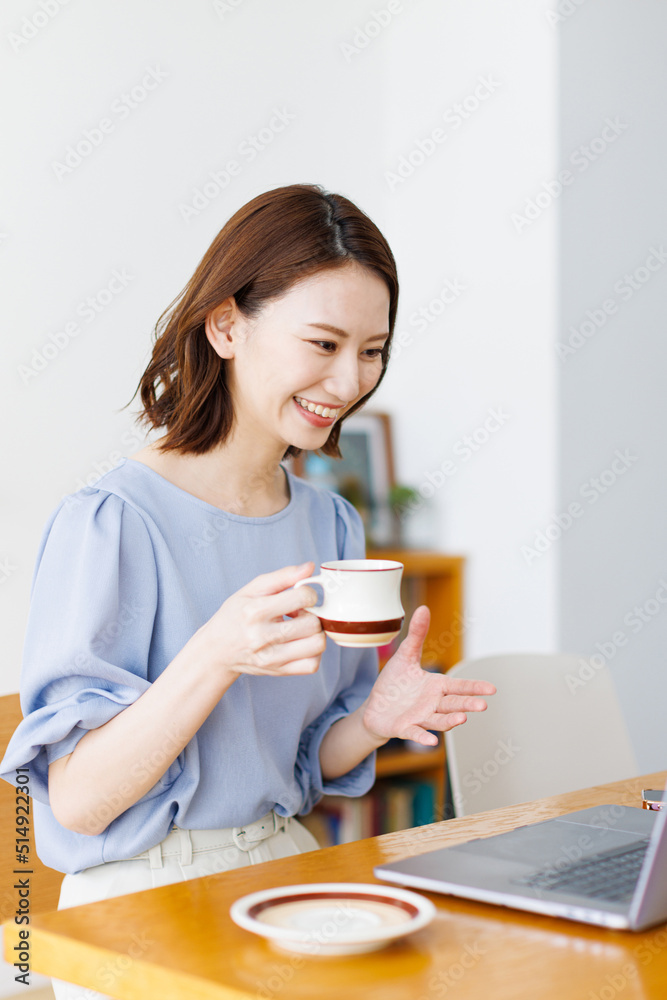 在宅勤務をする女性 在宅勤務をする女性
