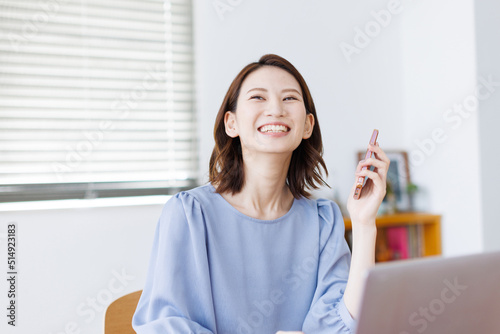 在宅ワークをする女性 Free Download 在宅ワークをする女性 - GFXLoad