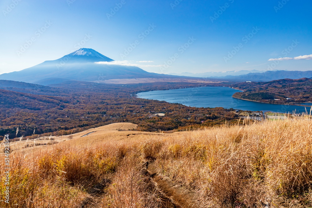 Fototapeta premium 三国峠から眺める秋の富士山と山中湖 山梨県南都留郡山中湖村にて