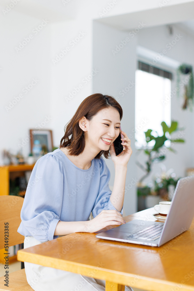 在宅ワークをする女性 在宅ワークをする女性