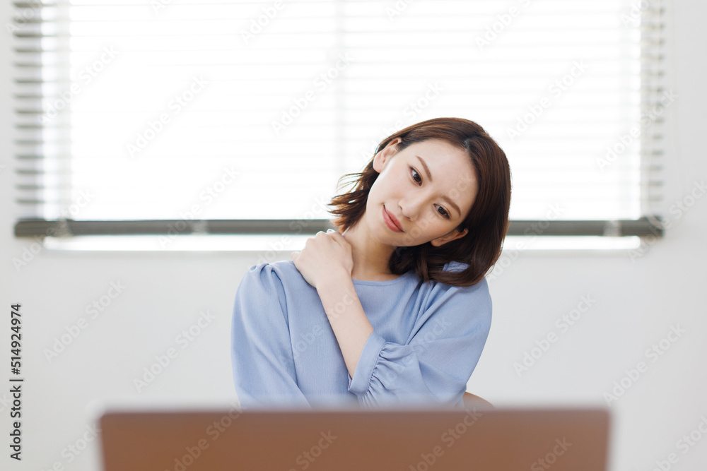 肩こりで辛い女性