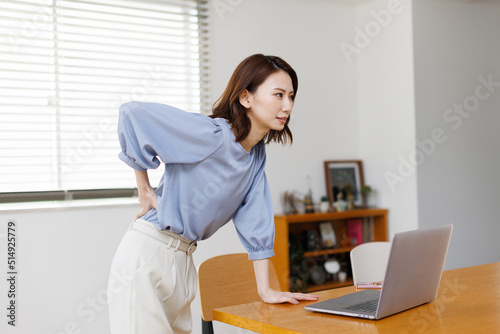 腰痛の女性