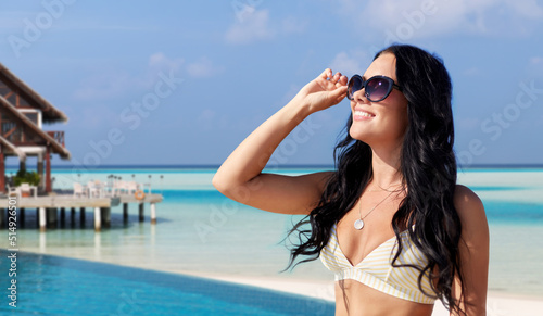 Obraz na plátně travel, tourism and summer holidays concept - happy smiling young woman in sungl