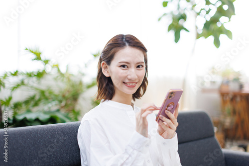 スマホを見る女性