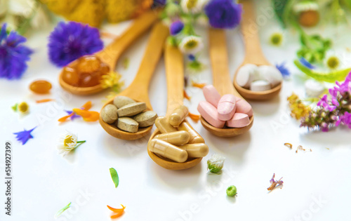 Schilderij op canvas Homeopathy and dietary supplements from medicinal herbs