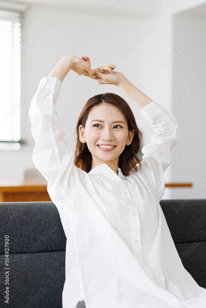 家で寛ぐ女性 家で寛ぐ女性