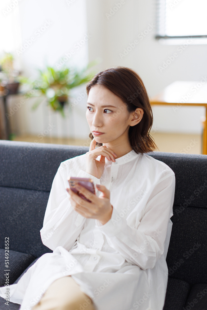 スマホを見る女性 スマホを見る女性