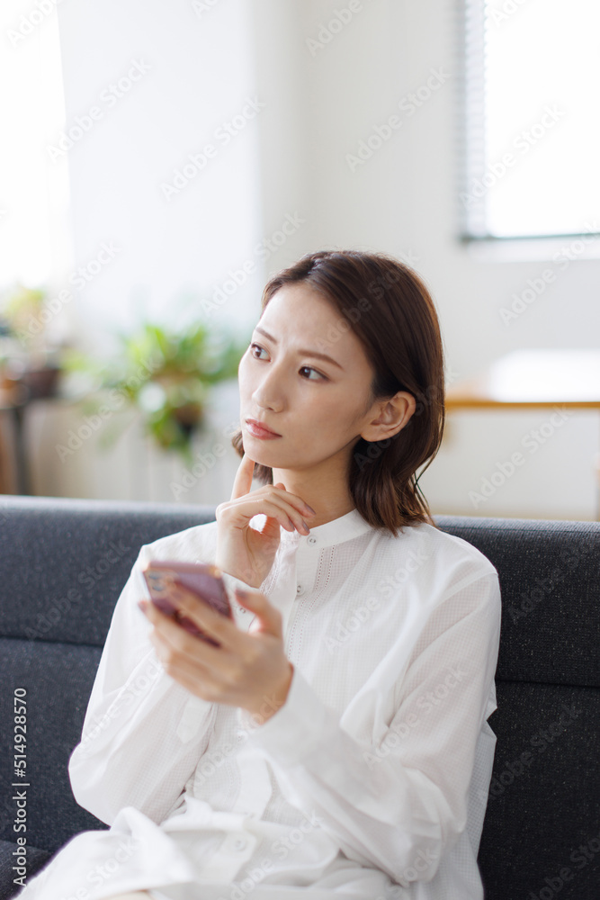 スマホを見る女性 スマホを見る女性