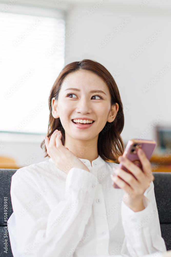 スマホを見る女性