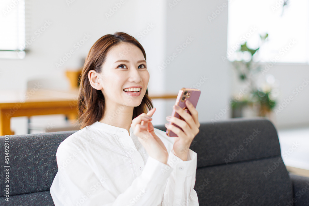 スマホを見る女性 スマホを見る女性