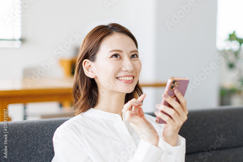 スマホを見る女性