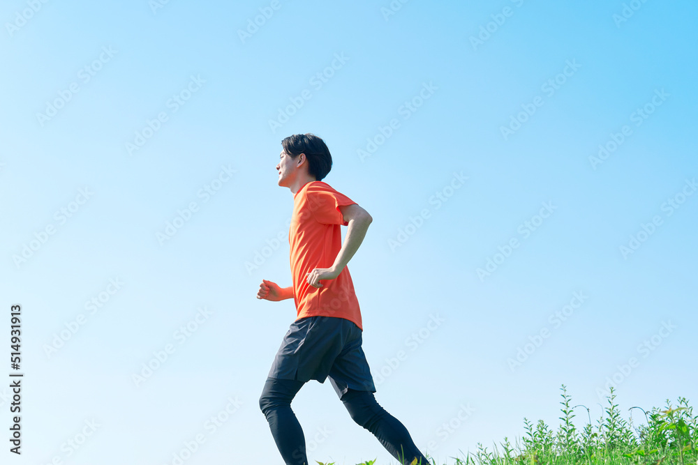 屋外でジョギングする男性