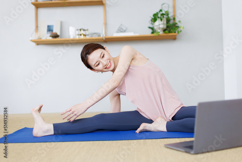 家でヨガをする女性