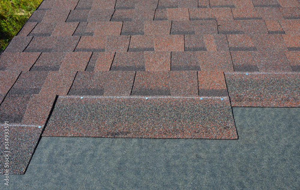 Foto de Laying asphalt shingles with vapor barrier on the house roof