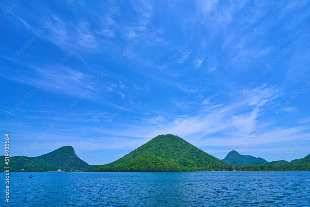 群馬県の榛名湖南岸から榛名富士、烏帽子ヶ岳、相馬山方面を見る