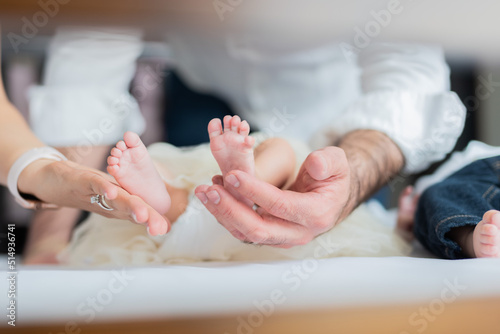 Manos de padres sosteniendo pies de bebe