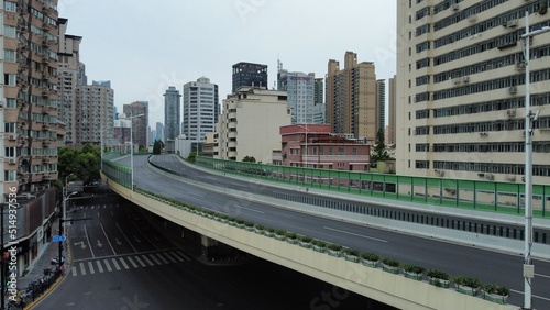 Shanghai empty avenue because of lockdown 2022 bridge empty © Alberto