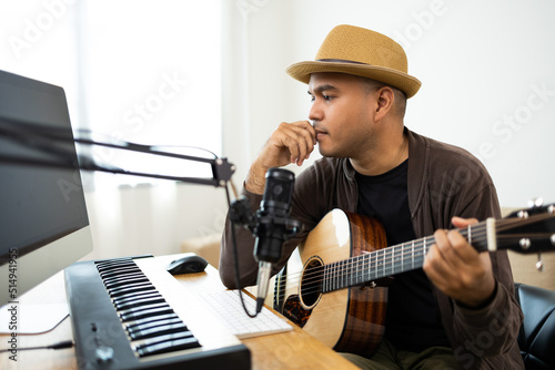 Fotografie Asian songwriters are composing new songs