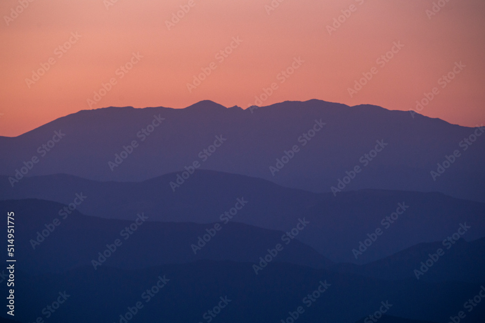 imagen de la montaña del Canigó después de la puesta de sol con el cielo naranja 