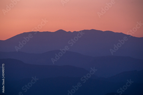 imagen de la montaña del Canigó después de la puesta de sol con el cielo naranja 