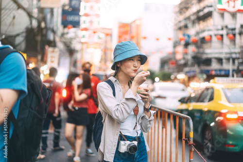 Canvas Print Young adult asian foodie woman backpack traveller eating asia dessert with boba