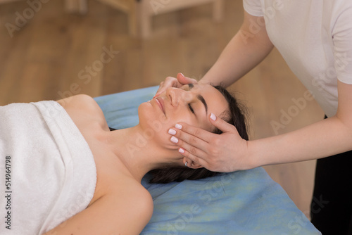 Professional head massage at spa salon happy woman enjoy the relaxed massage at head concept of healthy lifestyle and body