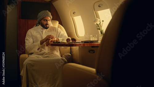 Photo Muslim businessman enjoying airplane trip