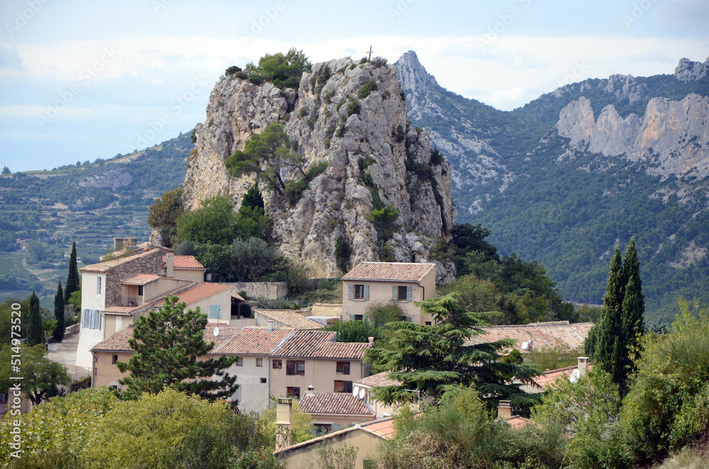 Der Felsen des Dorfes la Roque-Alric