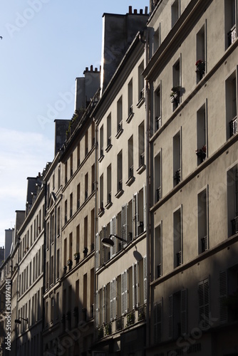 Building in the city of Paris © Laiotz