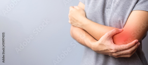 Fotografia adult female with her muscle pain on gray background