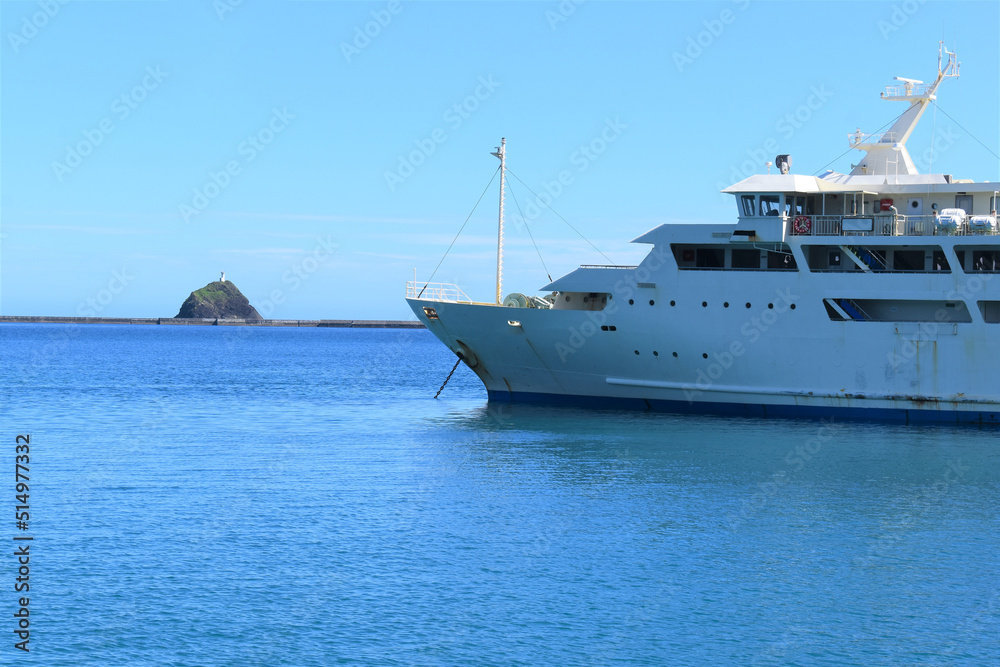 Naklejka premium 奄美大島,海岸,名瀬港,夏.海水浴,珊瑚,サンゴ,マリンブルー,エメラルドブルー、フェリー
