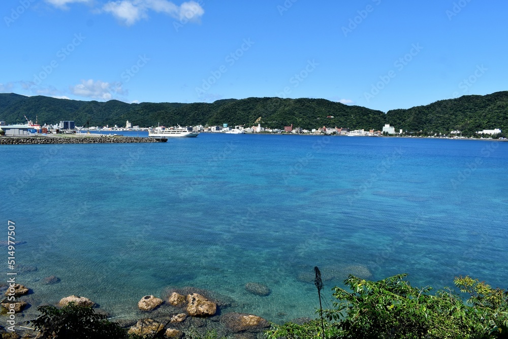 Fototapeta premium 奄美大島,海岸,名瀬港,夏.海水浴,珊瑚,サンゴ,マリンブルー,エメラルドブルー
