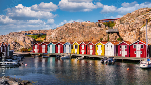 Foto Colorful boathouses in Smögen on the Swedish West Coast.