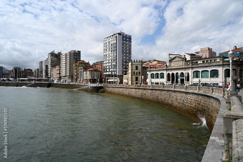 Mairie de Gijón au premier plan et chemin de ronde San Lorenzo