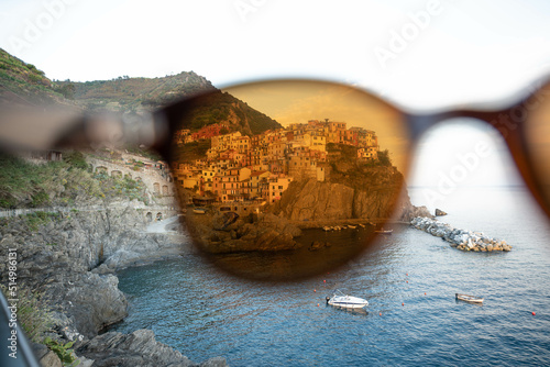 Foto Looking trough Sunglasses at Manarola, famous Town in 5 terre, Italy