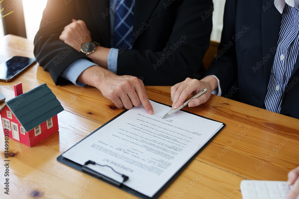 Guarantees, mortgages, signing, interest on loans, real estate agents are making agreements with customers to buy houses and land and sign contract documents Guarantees, mortgages, signing, interest on loans, real estate agents are making agreements with customers to buy houses and land and sign contract documents