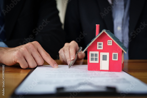Guarantees, mortgages, signing, interest on loans, real estate agents are making agreements with customers to buy houses and land and sign contract documents