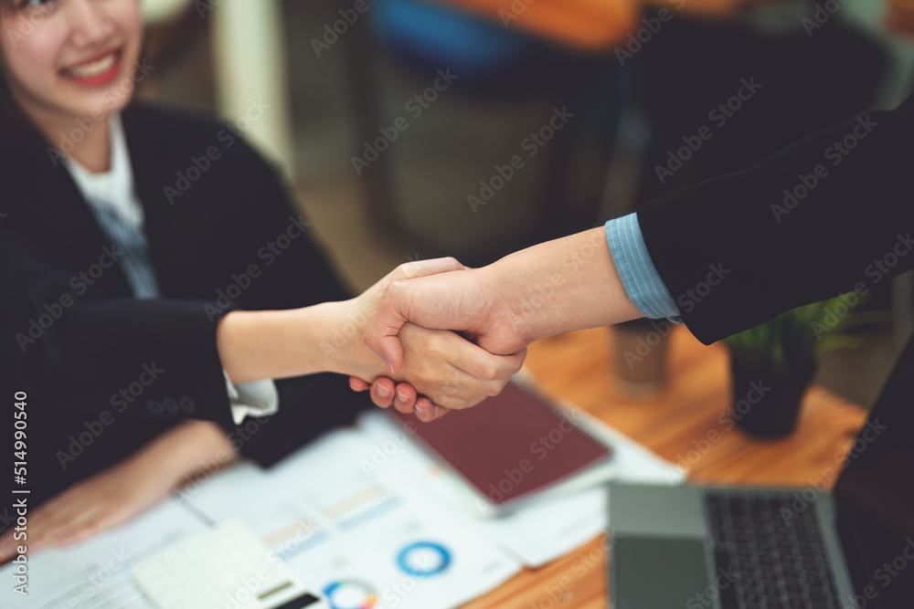 Φωτογραφία Asian entrepreneurs handshakes to congratulate the agreement between the two companies to enhance investment and financial strength