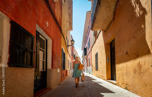 Une femme marche dans une ruelle de Ciutadella © Brice
