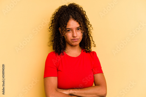 Billede på lærred Young Brazilian woman isolated on yellow background suspicious, uncertain, examining you