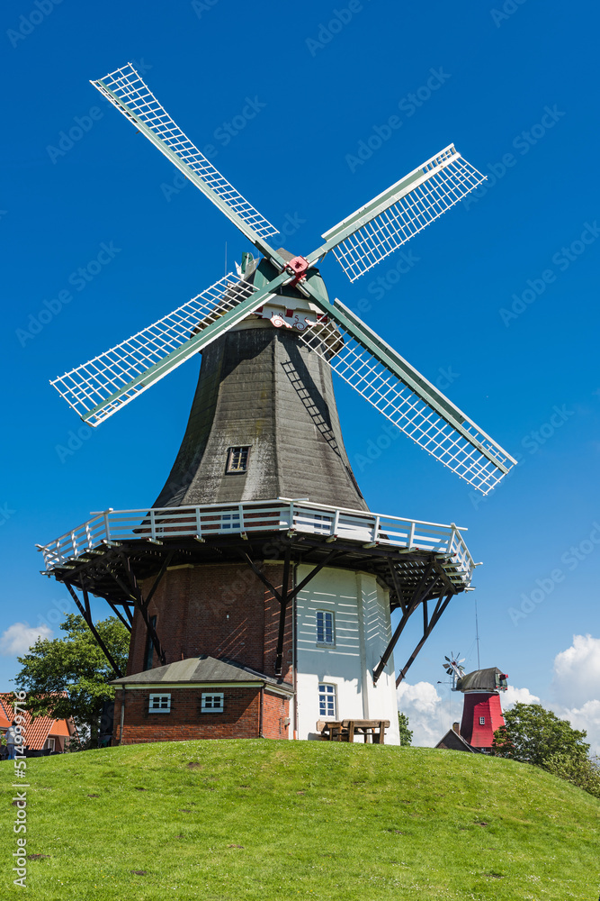 Die Greetsieler Zwillingsmühlen in Ostfriesland; Deutschland